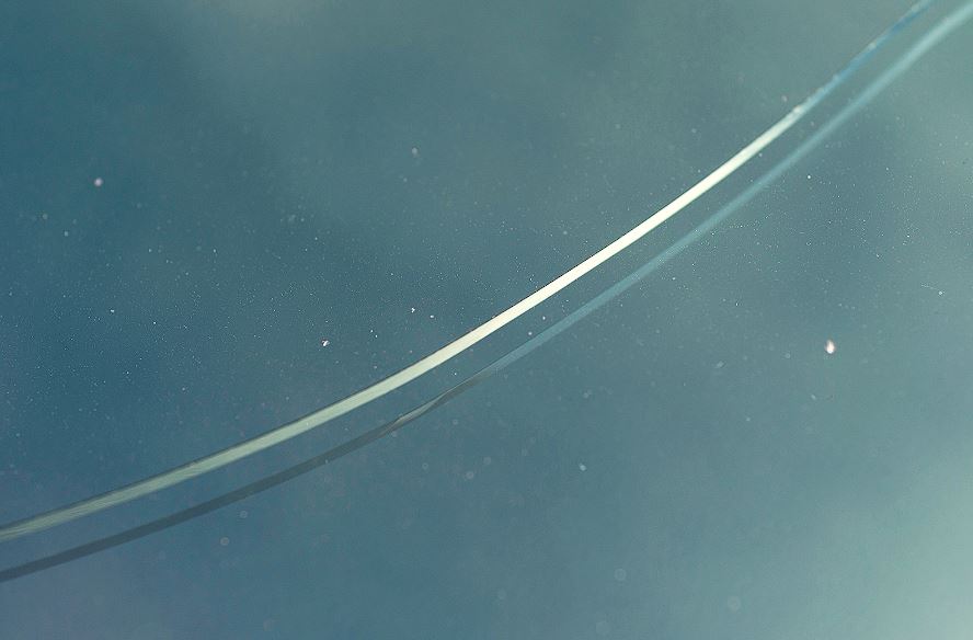 can heat crack a windshield